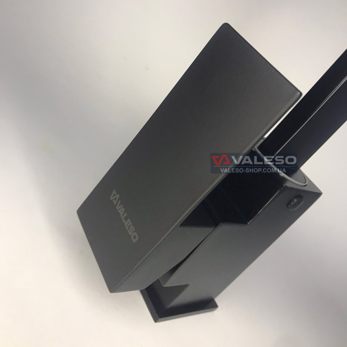 Valeso 990KT Черный - кухонный смеситель с высокой функциональностью и современным дизайном.
