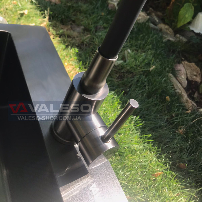 Valeso NES F12 PVD чорний – змішувач для кухні з рефлекторним виливом чорного кольору