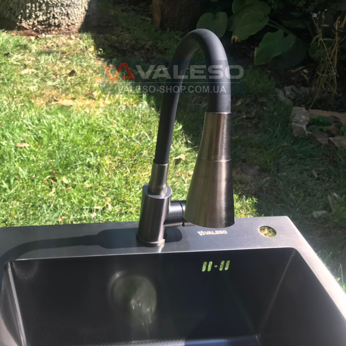 Valeso NES F12 PVD чорний – змішувач для кухні з рефлекторним виливом чорного кольору