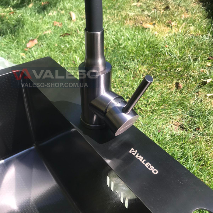 Valeso NES F12 PVD чорний – змішувач для кухні з рефлекторним виливом чорного кольору